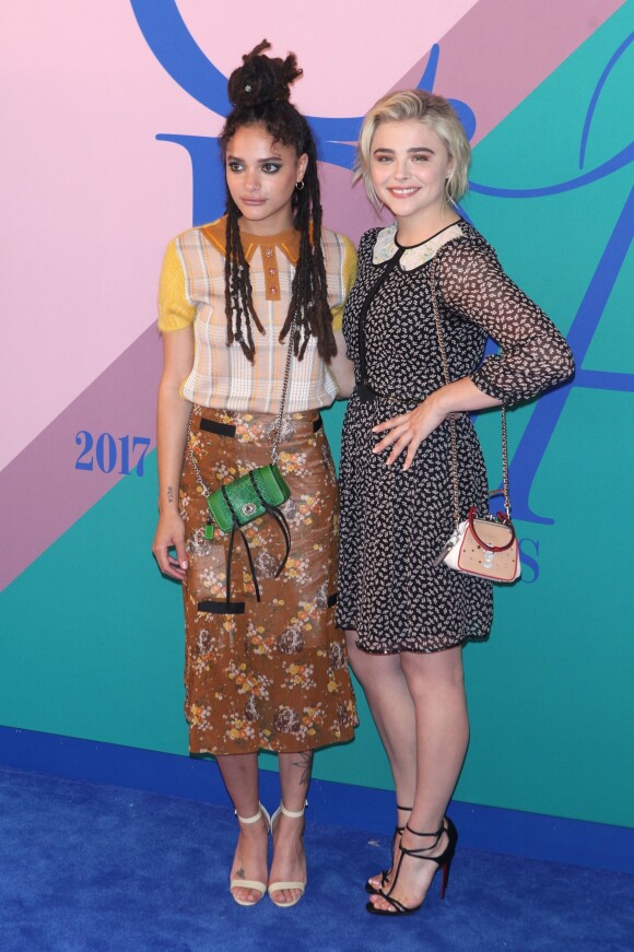 Sasha Lane et Chloë Grace Moretz assistent aux CFDA Fashion Awards 2017 au Hammerstein Ballroom. New York, le 5 juin 2017.