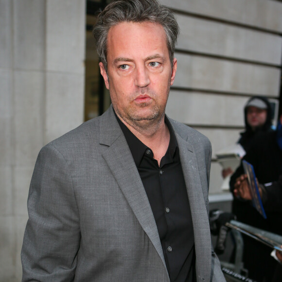 Matthew Perry signe des autographes en sortant des studios de la radio BBC Two à Londres. Le 22 janvier 2016