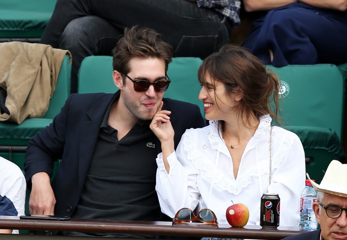 Photo Jeanne Damas et son compagnon dans les tribunes des Internationaux de Tennis de Roland