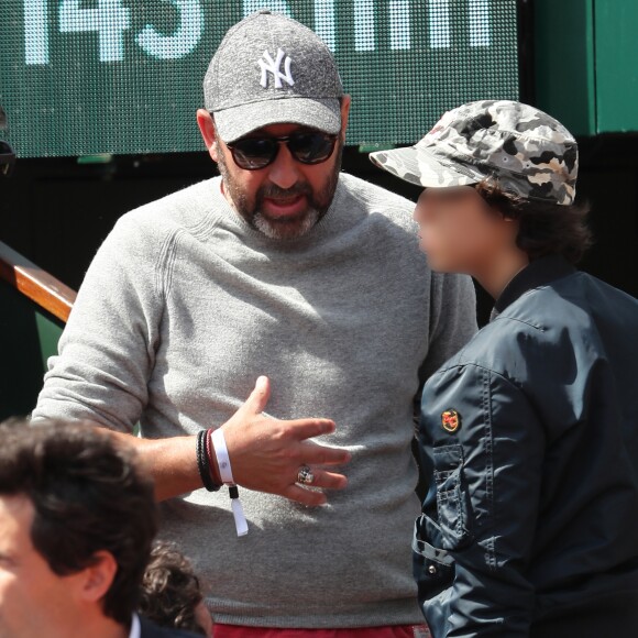 Kad Merad et son fils Khalil (13 ans) dans les tribunes des Internationaux de Tennis de Roland Garros à Paris le 7 juin 2017 © Cyril Moreau-Dominique Jacovides/Bestimage