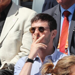 Gaspard Ulliel et sa compagne Gaëlle Pietri dans les tribunes des Internationaux de Tennis de Roland Garros à Paris le 7 juin 2017 © Cyril Moreau-Dominique Jacovides/Bestimage