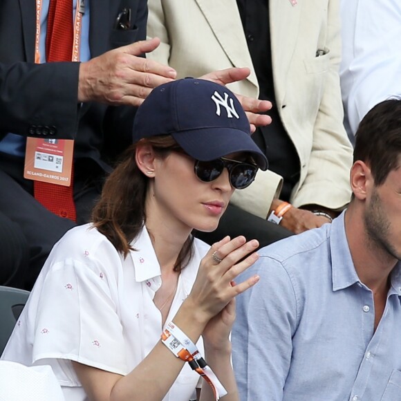 Gaspard Ulliel et sa compagne Gaëlle Pietri dans les tribunes des Internationaux de Tennis de Roland Garros à Paris le 7 juin 2017 © Cyril Moreau-Dominique Jacovides/Bestimage