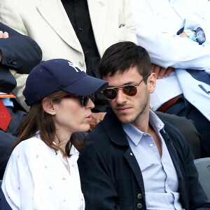 Gaspard Ulliel et sa compagne Gaëlle Pietri dans les tribunes des Internationaux de Tennis de Roland Garros à Paris le 7 juin 2017 © Cyril Moreau-Dominique Jacovides/Bestimage