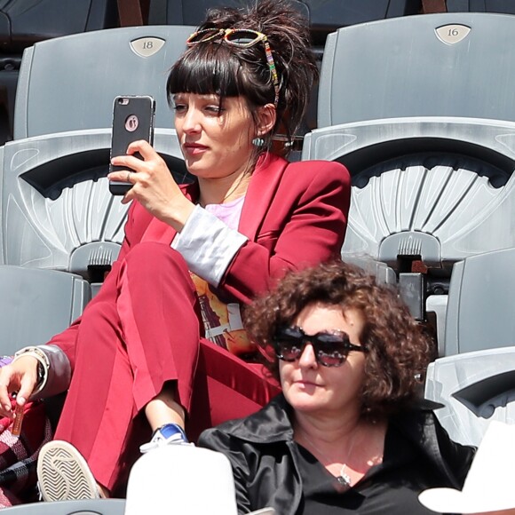 Erika Moulet dans les tribunes des Internationaux de Tennis de Roland Garros à Paris le 7 juin 2017 © Cyril Moreau-Dominique Jacovides/Bestimage
