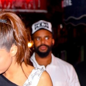 Selena Gomez porte une robe noire transparente qui laisse voir sa culotte et sa poitrine à New York le 6 juin 2017. Elle arrive au restaurant Carbone de West Village avec son compagnon The Weeknd. 