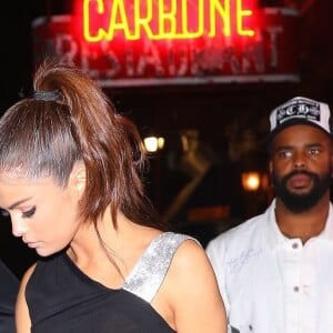 Selena Gomez porte une robe noire transparente qui laisse voir sa culotte et sa poitrine à New York le 6 juin 2017. Elle arrive au restaurant Carbone de West Village avec son compagnon The Weeknd. 