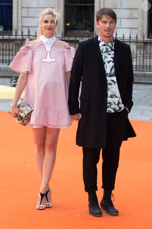 Tamsin Egerton, enceinte, et son compagnon Josh Hartnett - Vernissage de la Summer Exhibition de la Royal Academy of Arts à Burlington House. Londres le 7 juin 2017.