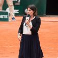 Marion Bartoli interviewe Garbine Mugura à Roland-Garros le 2 juin 2017.