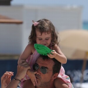 Exclusif - Arnaud Lagardère avec sa femme Jade Foret et leurs enfants Liva, Mila et Emery se relaxent sur une plage de Miami le 9 avril 2017.
