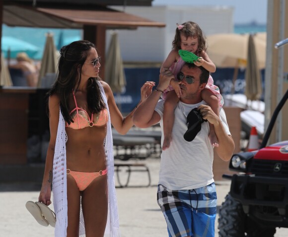 Exclusif - Arnaud Lagardère avec sa femme Jade Foret et leurs enfants Liva, Mila et Emery se relaxent sur une plage de Miami le 9 avril 2017.