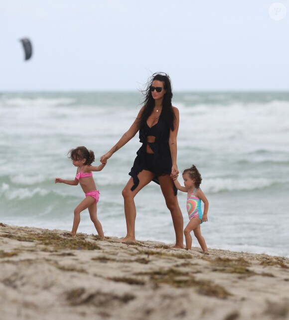 Arnaud Lagardère, sa femme Jade Foret et leurs enfants Liva, Mila et Emery en vacances à la plage à Miami le 26 octobre 2016.