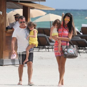 Arnaud Lagardère, sa femme Jade Foret et leurs filles Liva et Mila passent un après-midi à la plage à Miami le 24 octobre 2016.
