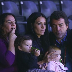 Exclusif - Arnaud Lagardère, sa femme Jade Foret et leurs filles Liva et Mila et Maïte, la mère de Jade viennent applaudir Cassandra, soeur de Jade, aux Gucci Paris Masters le 4 décembre 2014 au parc des expositions Paris-Nord Villepinte