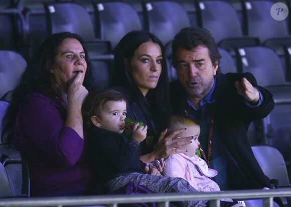 Exclusif - Arnaud Lagardère, sa femme Jade Foret et leurs filles Liva et Mila et Maïte, la mère de Jade viennent applaudir Cassandra, soeur de Jade, aux Gucci Paris Masters le 4 décembre 2014 au parc des expositions Paris-Nord Villepinte