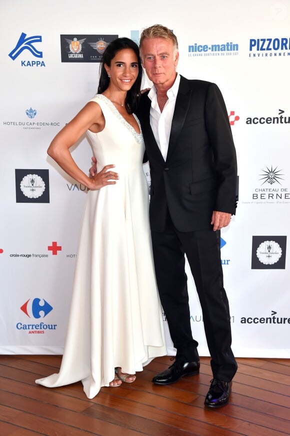 Franck Dubosc et son épouse Danièle, portant une parure de bijoux Messika - 5e gala annuel de l'Unité Locale d'Antibes-Juan les Pins-Vallauris de la Croix-Rouge Française à l'hôtel du Cap-Eden-Roc. Antibes, le 10 juin 2017.