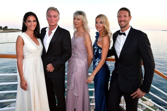 Danièle et son époux Franck Dubosc, à gauche, Marika Roman, Faustine et son compagnon Alain Bernard - 5e gala annuel de l'Unité Locale d'Antibes-Juan les Pins-Vallauris de la Croix-Rouge Française à l'hôtel du Cap-Eden-Roc. Antibes, le 10 juin 2017.