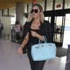 Khloé Kardashian arrive à l'aéroport de LAX à Los Angeles pour prendre l’avion. Khloé, sans maquillage, est presque méconnaissable… Elle porte des ongles vernis orange fluo XXL! Le 4 juin 2017 © CPA/Bestimage