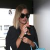 Khloé Kardashian arrive à l'aéroport de LAX à Los Angeles pour prendre l’avion. Khloé, sans maquillage, est presque méconnaissable… Elle porte des ongles vernis orange fluo XXL! Le 4 juin 2017