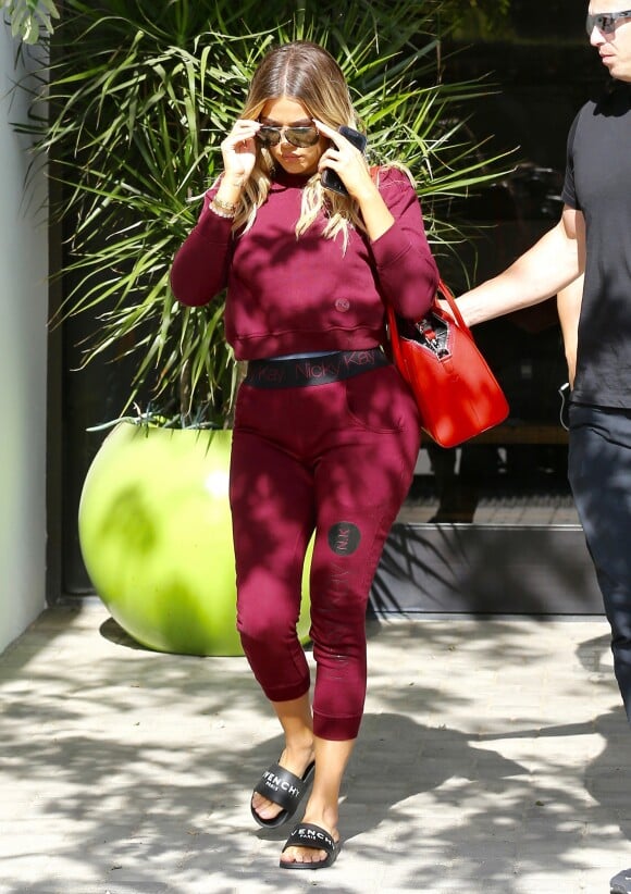 Khloe Kardashian en jogging et claquettes Givenchy à la sortie d'un studio d’enregistrement à Los Angeles, le 28 avril 2017