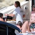 Le footballeur français Mathieu Valbuena se relaxe à bord d'un yatch avec des amis à Ibiza le 10 juin 2017.