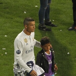 Cristiano Ronaldo et son fils Cristiano Jr lors de la fête pour la victoire de finale de la 12ème Ligue des Champions du Real Madrid contre la Juventus au stade Santiago Bernabeu à Madrid, le 4 juin 2017.