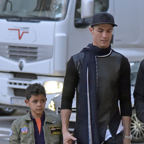 Semi-exclusif - Le footballeur international portugais Cristiano Ronaldo fait du shopping avec son fils Cristiano Jr. à Madrid en Espagne le 12 janvier 2017.