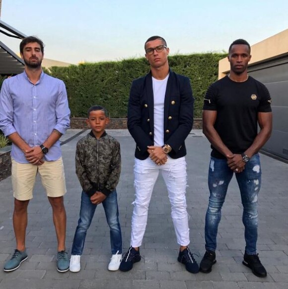 Cristiano Ronaldo pose avec son fils Cristiano Ronaldo Jr. et des amis sur Instagram le 11 juin 2017.