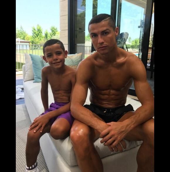 Cristiano Ronaldo pose avec son fils Cristiano Jr. qui arbore la même coupe de cheveux que lui, le 10 juin 2017.