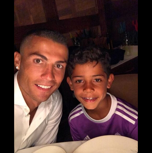 Cristiano Ronaldo pose avec son fils Cristiano Jr. en juin 2017.