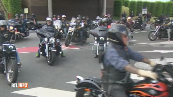 Johnny Hallyday escorté par des motards à son arrivée en Belgique. Juin 2017.