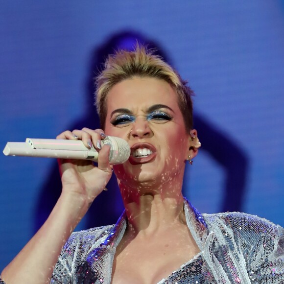 Katy Perry très provocatrice lors d'un concert le premier jour de BBC Radio 1 'One Big Weekend' à Burton Constable Hall à Hull, le 27 mai 2017.