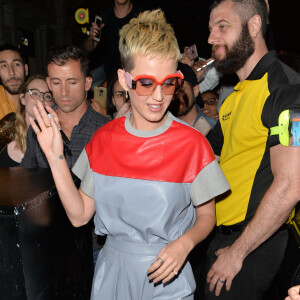 Katy Perry va saluer ses fans à la sortie du pub "The Water Rats" à Londres, le 25 mai 2017. © CPA/Bestimage