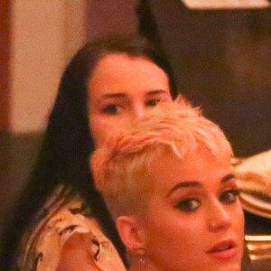 Katy Perry célèbre la sortie de son nouvel album "Witness". Pour l'occasion, Katy Perry, en compagnie de Sia, Anna Kendrick, Mia Moretti, Dita Von Tease, Cleo Wade à organisé un dîner depuis sa "Witness House".