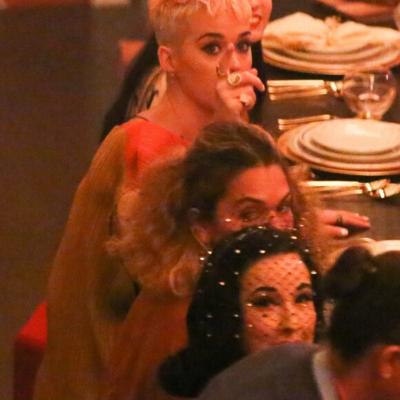 Katy Perry célèbre la sortie de son nouvel album "Witness". Pour l'occasion, Katy Perry, en compagnie de Sia, Anna Kendrick, Mia Moretti, Dita Von Tease, Cleo Wade à organisé un dîner depuis sa "Witness House".