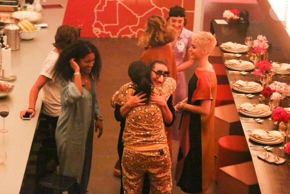Katy Perry célèbre la sortie de son nouvel album "Witness". Pour l'occasion, Katy Perry, en compagnie de Sia, Anna Kendrick, Mia Moretti, Dita Von Tease, Cleo Wade à organisé un dîner depuis sa "Witness House".