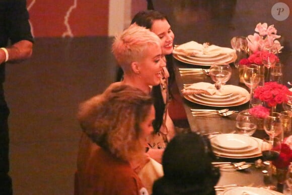 Katy Perry célèbre la sortie de son nouvel album "Witness". Pour l'occasion, Katy Perry, en compagnie de Sia, Anna Kendrick, Mia Moretti, Dita Von Tease, Cleo Wade à organisé un dîner depuis sa "Witness House".
