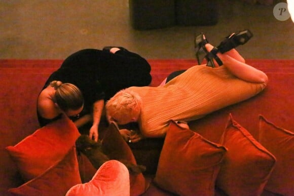 Katy Perry célèbre la sortie de son nouvel album "Witness". Pour l'occasion, Katy Perry, en compagnie de Sia, Anna Kendrick, Mia Moretti, Dita Von Tease, Cleo Wade à organisé un dîner depuis sa "Witness House".