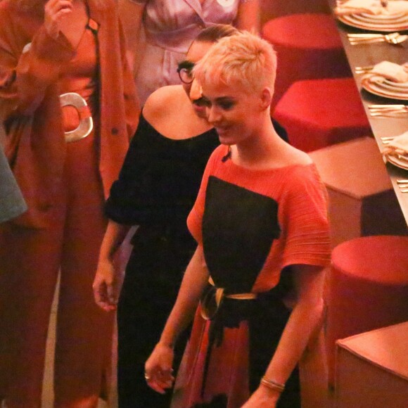 Katy Perry célèbre la sortie de son nouvel album "Witness". Pour l'occasion, Katy Perry, en compagnie de Sia, Anna Kendrick, Mia Moretti, Dita Von Tease, Cleo Wade à organisé un dîner depuis sa "Witness House".