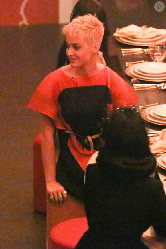 Katy Perry célèbre la sortie de son nouvel album "Witness". Pour l'occasion, Katy Perry, en compagnie de Sia, Anna Kendrick, Mia Moretti, Dita Von Tease, Cleo Wade à organisé un dîner depuis sa "Witness House".