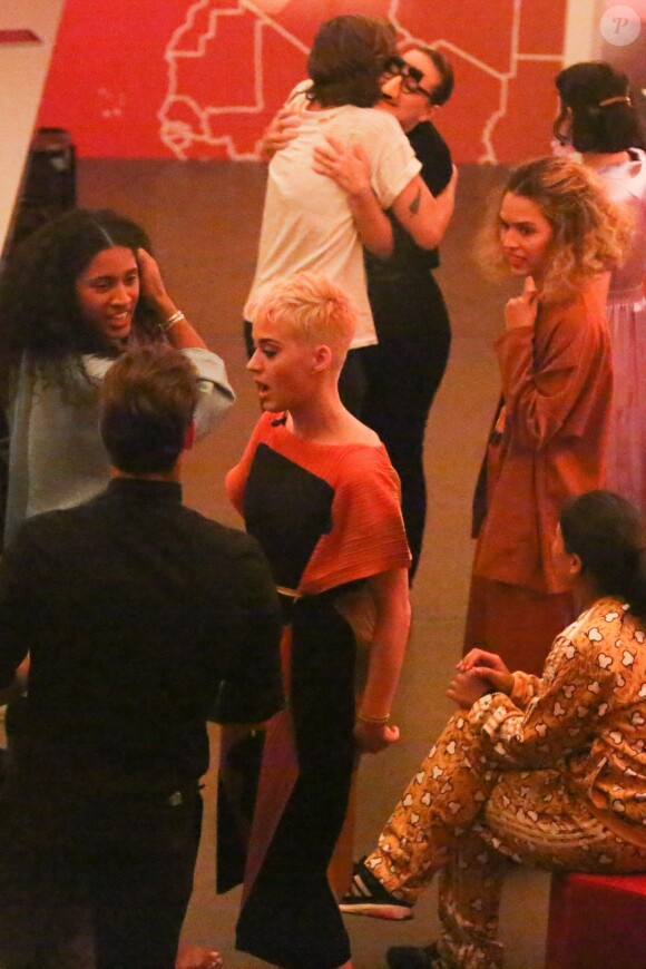 Katy Perry célèbre la sortie de son nouvel album "Witness". Pour l'occasion, Katy Perry, en compagnie de Sia, Anna Kendrick, Mia Moretti, Dita Von Tease, Cleo Wade à organisé un dîner depuis sa "Witness House".