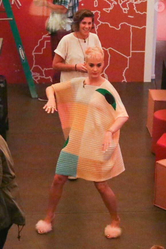 Katy Perry célèbre la sortie de son nouvel album "Witness". Pour l'occasion, Katy Perry, en compagnie de Sia, Anna Kendrick, Mia Moretti, Dita Von Tease, Cleo Wade à organisé un dîner depuis sa "Witness House".
