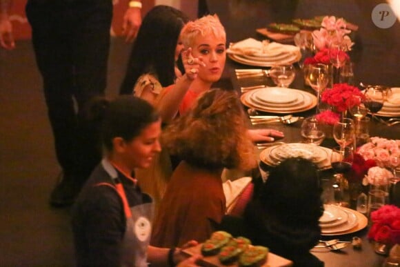 Katy Perry célèbre la sortie de son nouvel album "Witness". Pour l'occasion, Katy Perry, en compagnie de Sia, Anna Kendrick, Mia Moretti, Dita Von Tease, Cleo Wade à organisé un dîner depuis sa "Witness House".