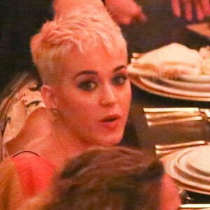 Katy Perry célèbre la sortie de son nouvel album "Witness". Pour l'occasion, Katy Perry, en compagnie de Sia, Anna Kendrick, Mia Moretti, Dita Von Tease, Cleo Wade à organisé un dîner depuis sa "Witness House".