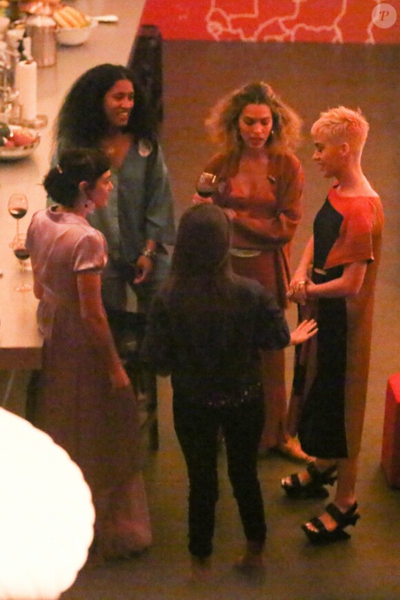 Katy Perry célèbre la sortie de son nouvel album "Witness". Pour l'occasion, Katy Perry, en compagnie de Sia, Anna Kendrick, Mia Moretti, Dita Von Tease, Cleo Wade à organisé un dîner depuis sa "Witness House".