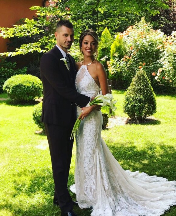 Camille Sold (Koh Lanta 2012) annonce son mariage avec le footballeur Morgan Schneiderlin (qui a eu lieu le 8 juin 2017) sur son compte Twitter le 12 juin 2017.