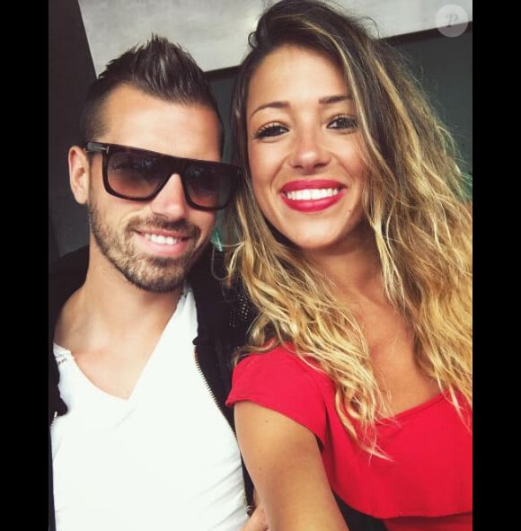 Camille Sold (Koh-Lanta 2012) pose avec son compagnon le footballeur Morgan Schneiderlin sur Instagram en juin 2017, à l'occasion d'un passage dans les tribunes Adidas à Roland-Garros.
