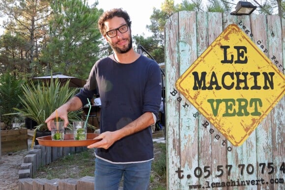 Exclusif - L'animateur Manu Lévy dans son restaurant-bar de plage, "Le Machin Vert", en 2015.