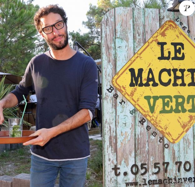Exclusif - L'animateur Manu Lévy dans son restaurant-bar de plage, "Le Machin Vert", en 2015.


