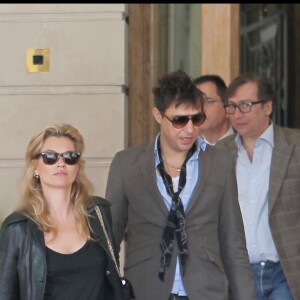 Anita Pallenberg avec Kate Moss et Jamie Hince à Paris en mars 2011.