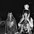 Keith Richard, sa compagne Anita Pallenberg et leur fils Marlon à Saint Tropez en 1971.